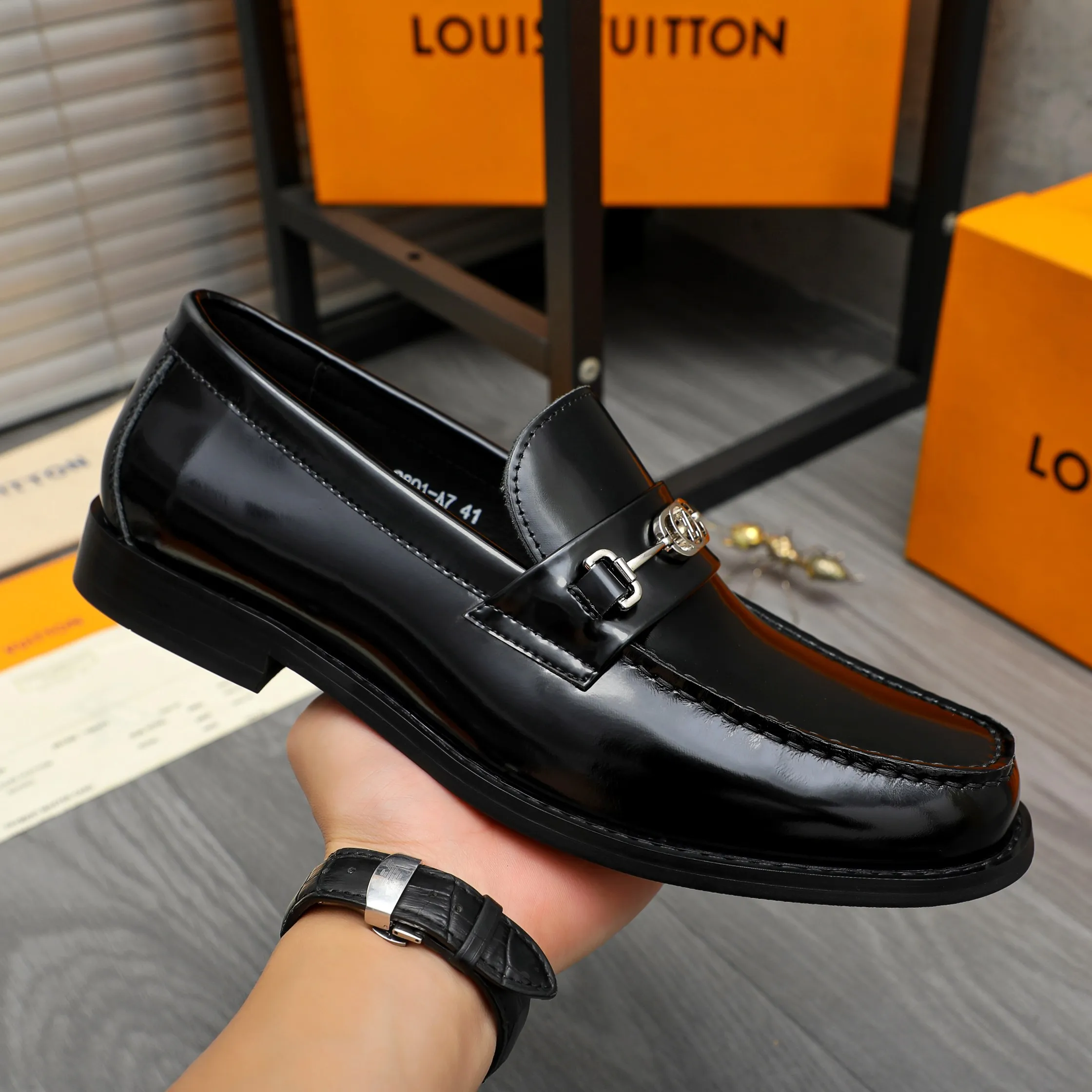 Men's shoes 💰p460 Product trademark: LV (Louis Vuitton) business slip-on leather shoes. Regular size: 38-45 (45 is custom-made and non-returnable) Product materials: Selected high-quality pearlescent cowhide upper, cowhide lining, original rubber outsole